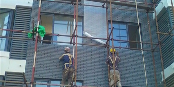 外墻保溫裂縫、脫落，外墻涂料開裂脫落，窗口進(jìn)水滲漏水維修方案
